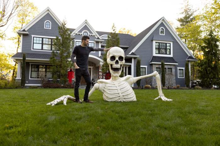 Towering Skeleton with LED Eyes & Haunting Sounds🎃 👻